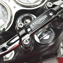 Carica l'immagine nel visualizzatore di Gallery, Cavallotto manubrio, riser con logo. A2041631