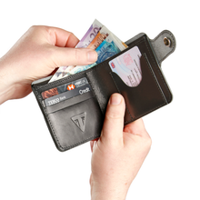 Carica l'immagine nel visualizzatore di Gallery, Portafoglio in pelle con bottone automatico MACA25002